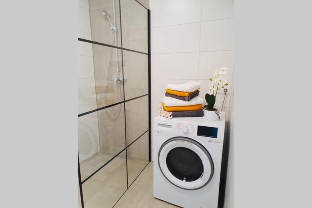 Leon Apartment Neu! Gemuetlichkeit An Erster Stelle Linz Luaran gambar